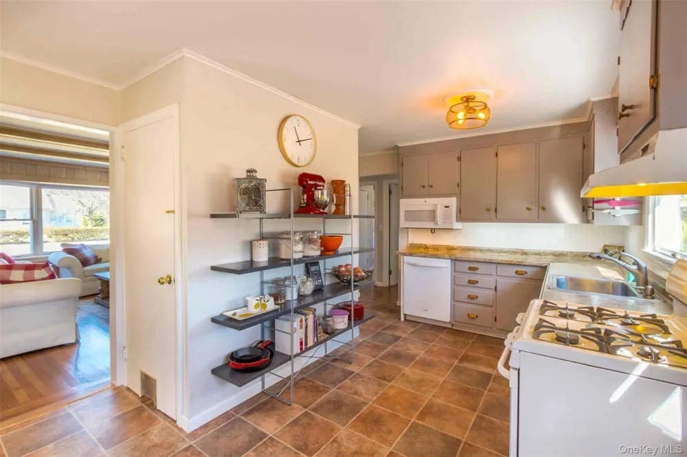 25 Huckleberry Lane Hampton Bays, NY 11946