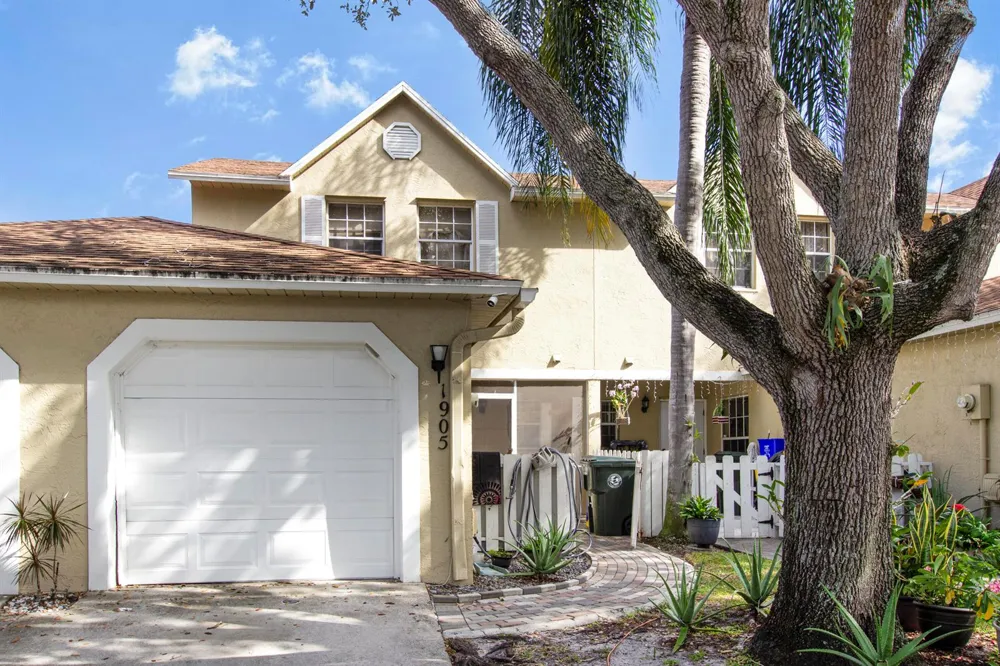 1905 MAPLEWOOD DRIVE 