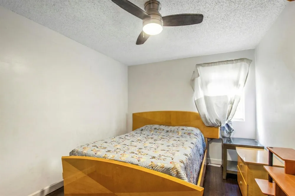 1905 MAPLEWOOD DRIVE 