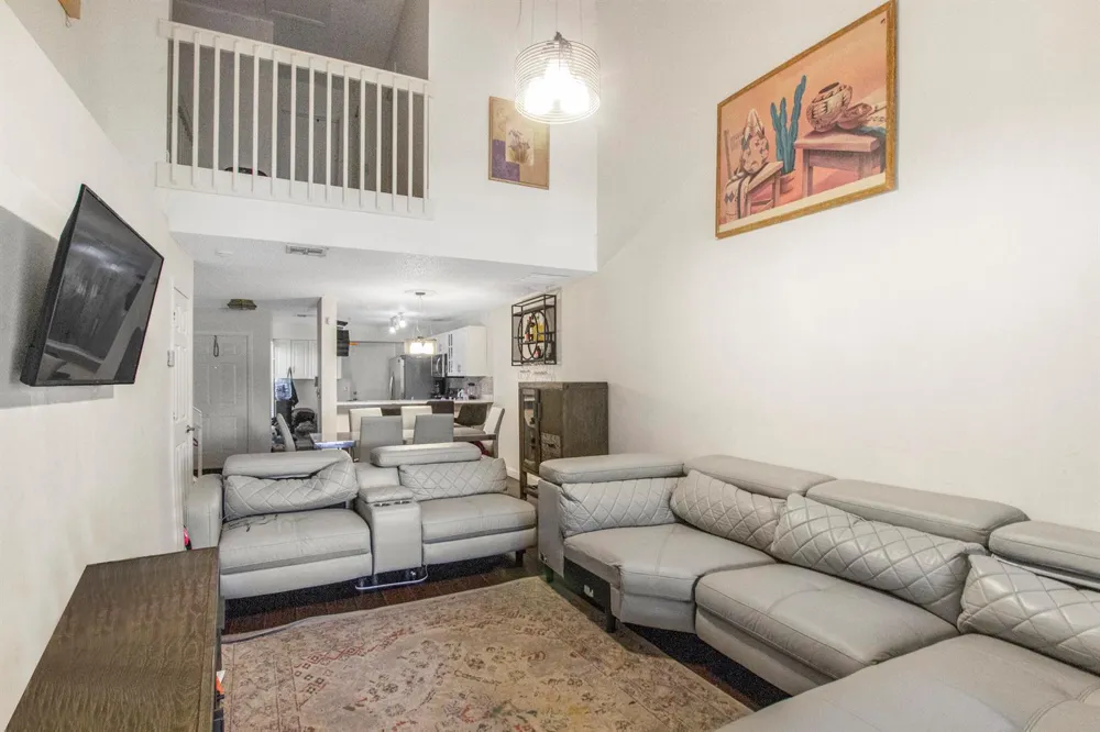 1905 MAPLEWOOD DRIVE 