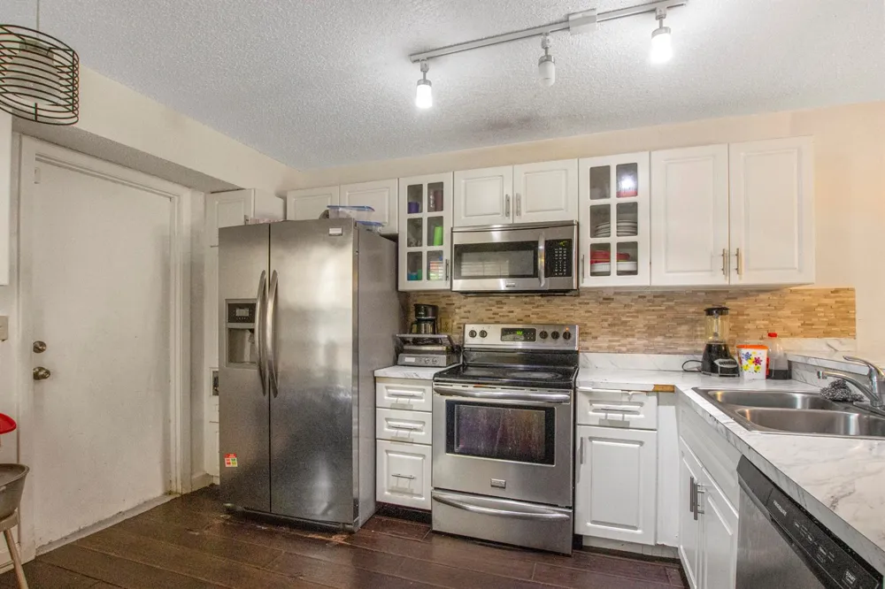 1905 MAPLEWOOD DRIVE 