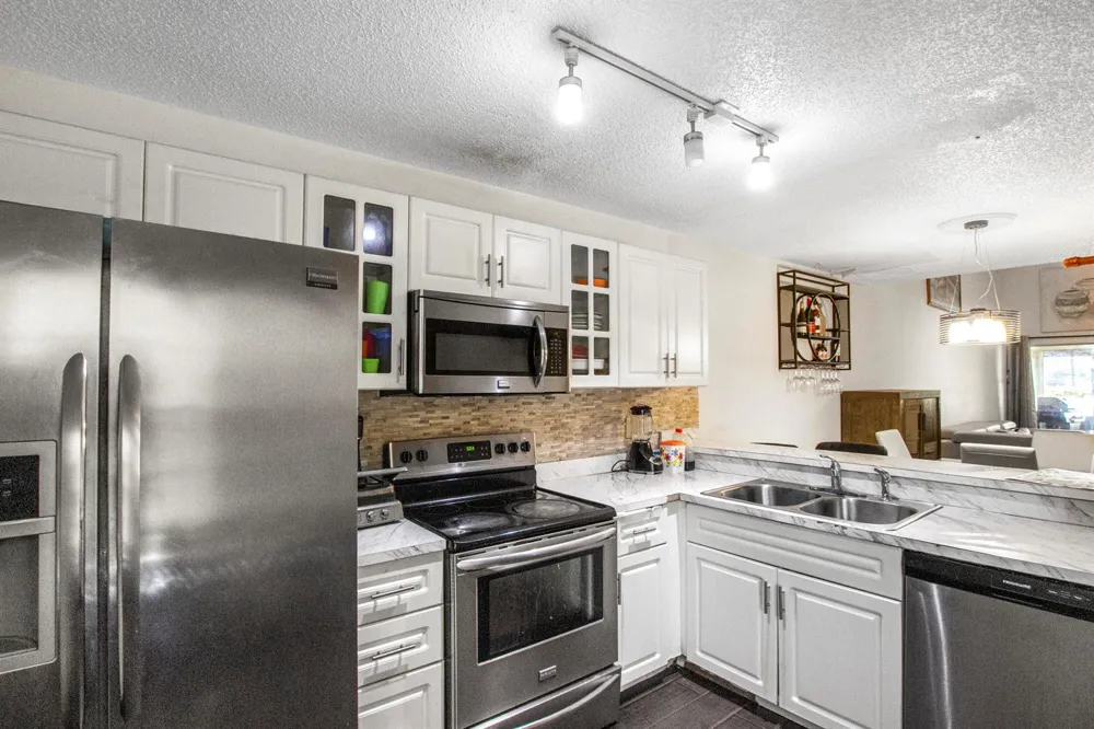 1905 MAPLEWOOD DRIVE 