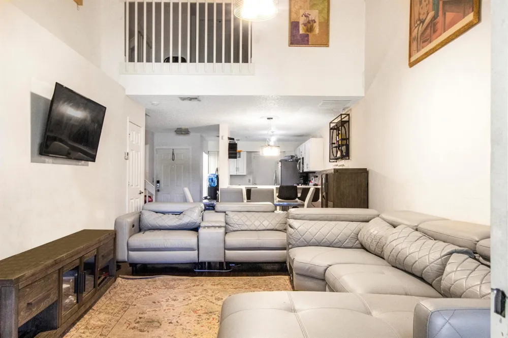 1905 MAPLEWOOD DRIVE 