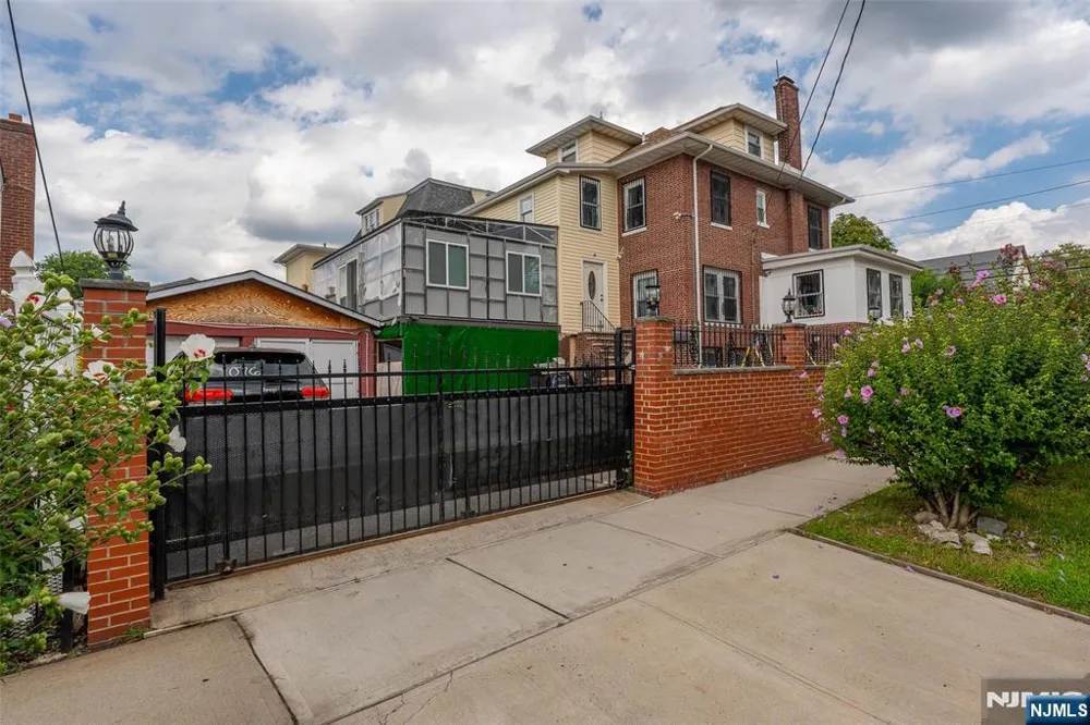 300-302 Ridge Street Newark, NJ 07104