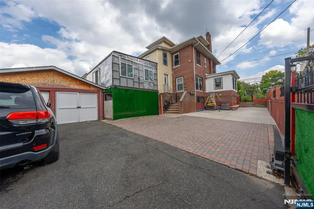 300-302 Ridge Street Newark, NJ 07104