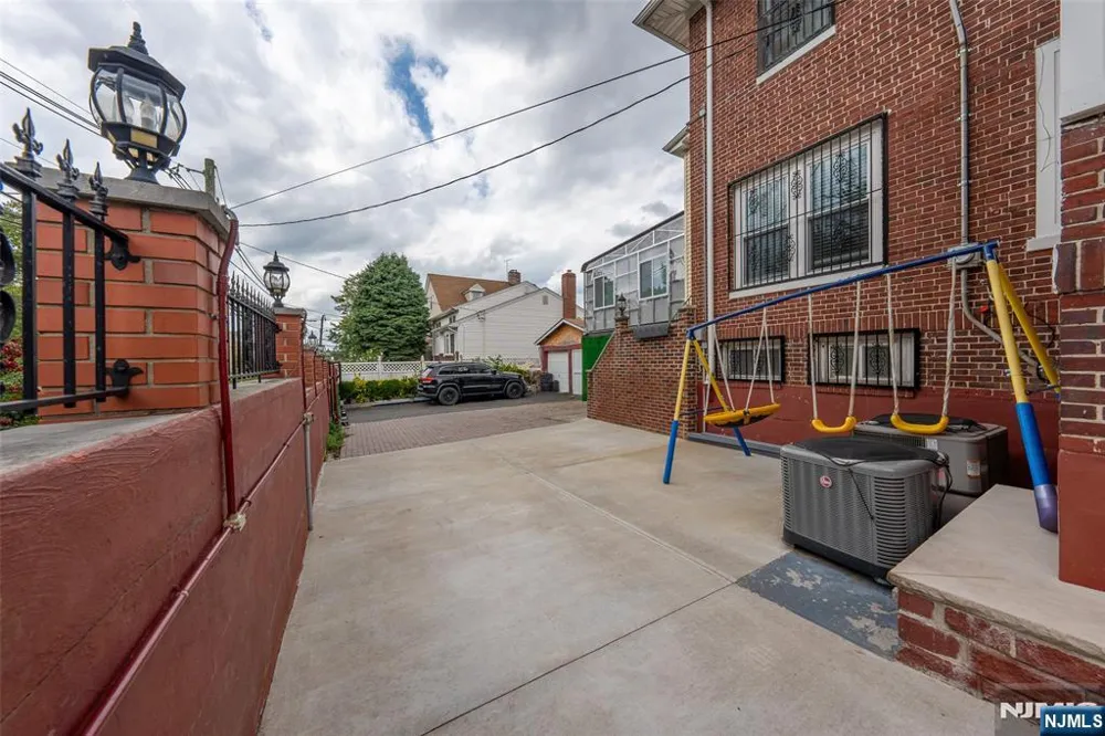 300-302 Ridge Street Newark, NJ 07104