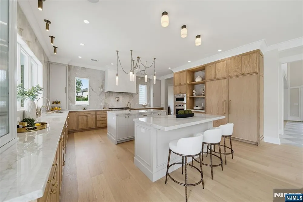 92 Oliver Road Paramus, NJ 07652