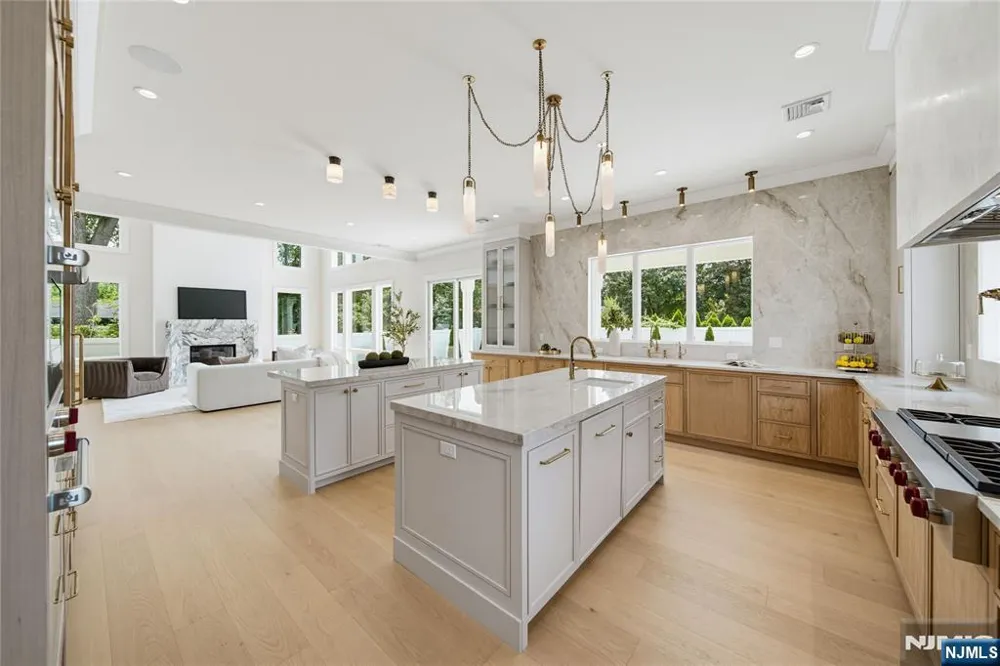 92 Oliver Road Paramus, NJ 07652