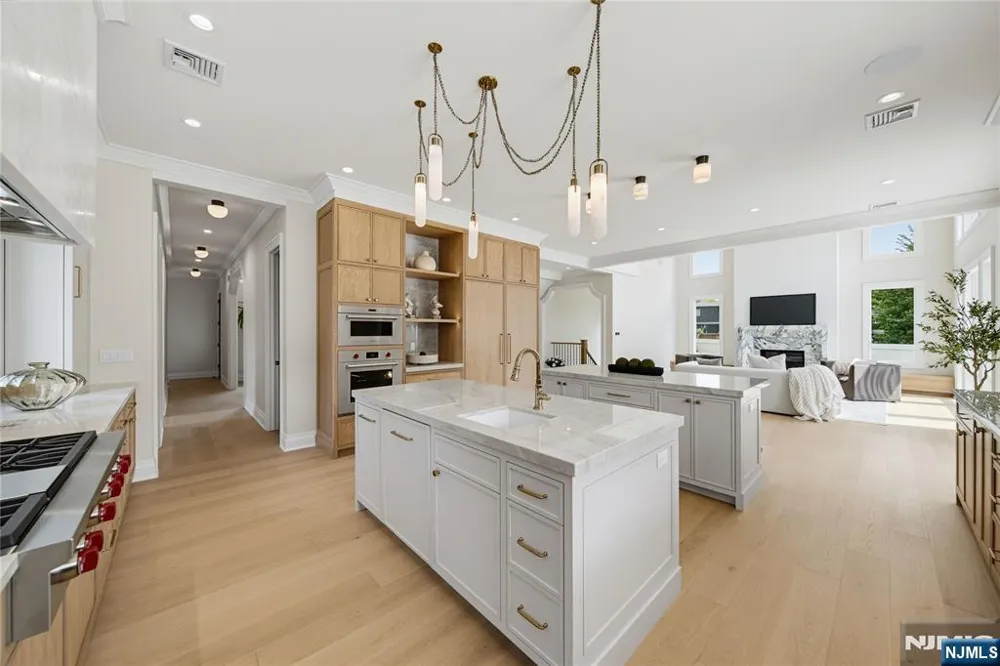 92 Oliver Road Paramus, NJ 07652