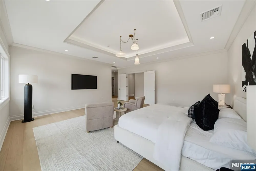 92 Oliver Road Paramus, NJ 07652