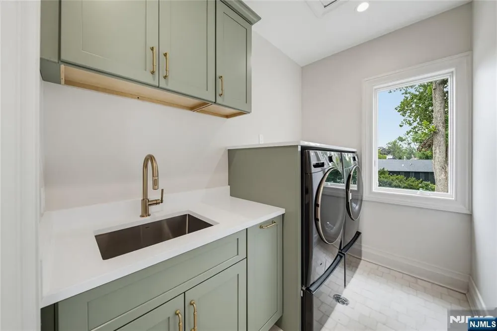 92 Oliver Road Paramus, NJ 07652