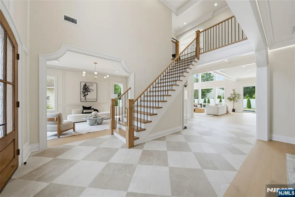 92 Oliver Road Paramus, NJ 07652