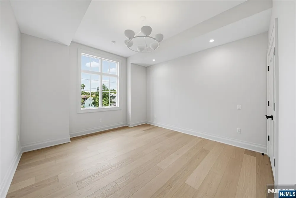 92 Oliver Road Paramus, NJ 07652