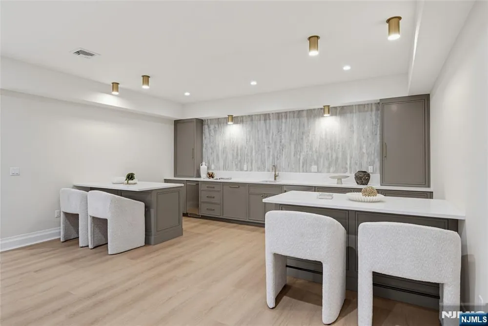 92 Oliver Road Paramus, NJ 07652