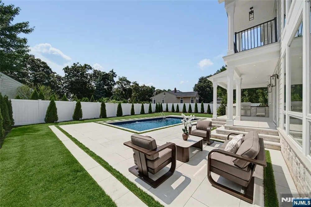 92 Oliver Road Paramus, NJ 07652