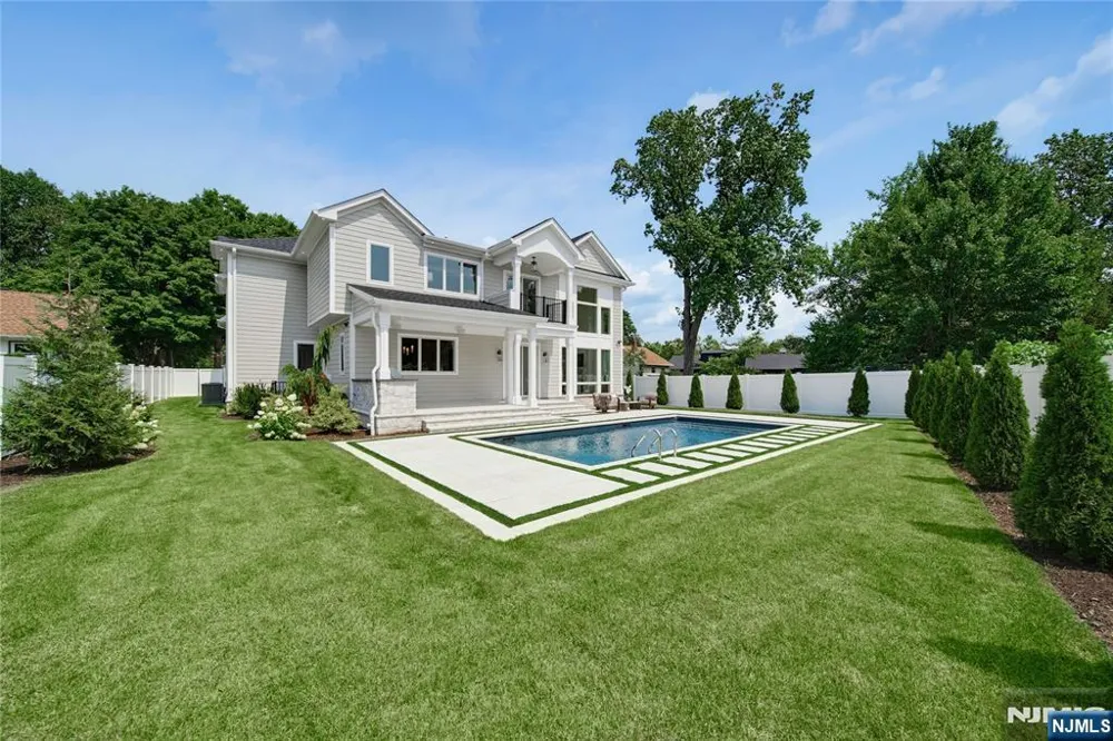 92 Oliver Road Paramus, NJ 07652