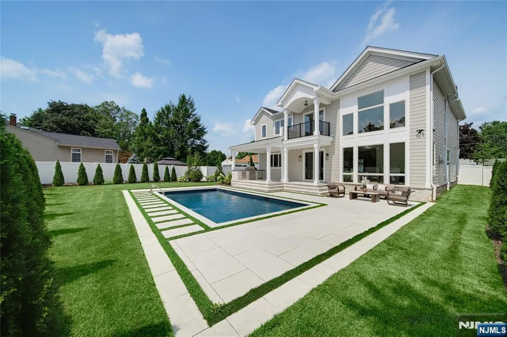 92 Oliver Road Paramus, NJ 07652