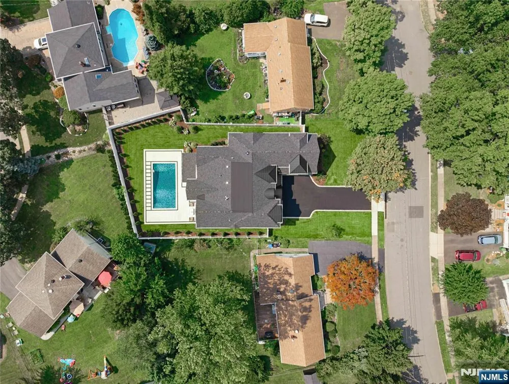 92 Oliver Road Paramus, NJ 07652