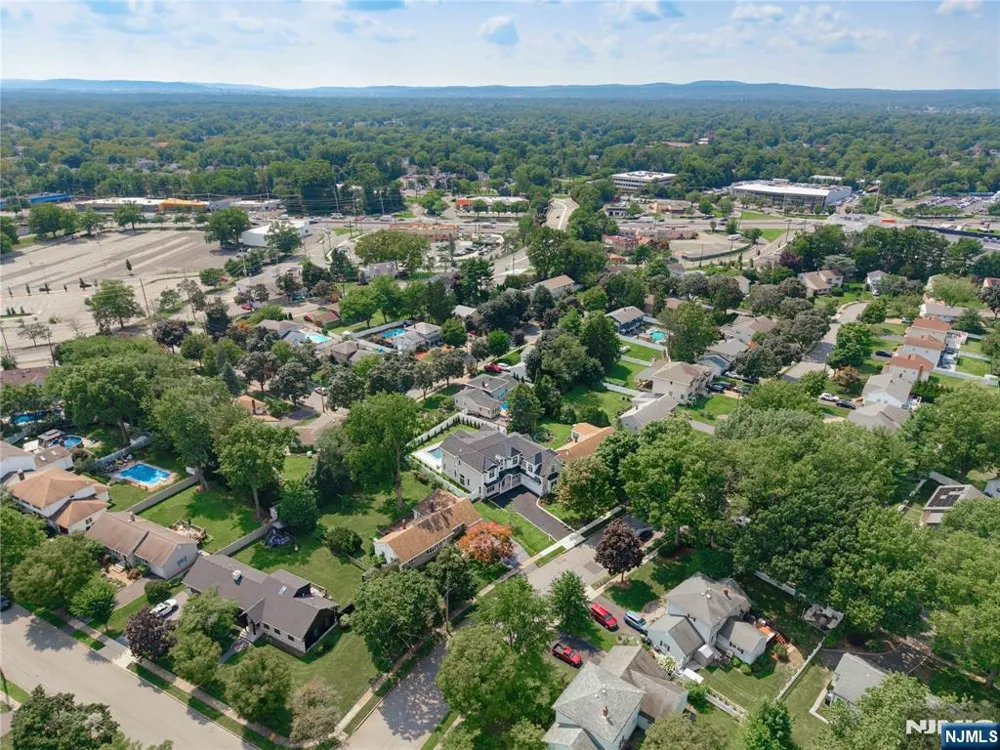 92 Oliver Road Paramus, NJ 07652