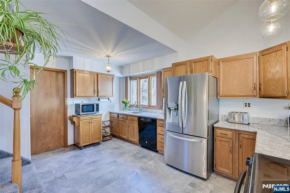 16 Sky Top Road Lebanon, NJ 07865