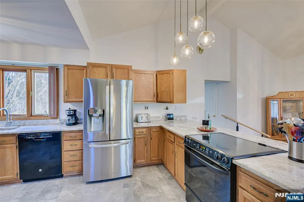 16 Sky Top Road Lebanon, NJ 07865