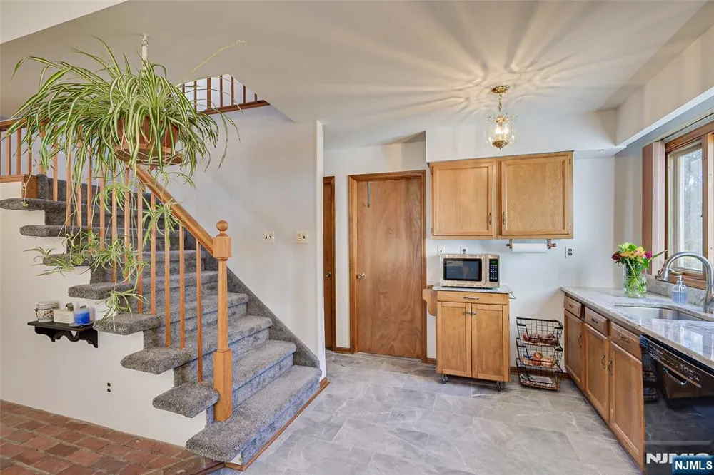 16 Sky Top Road Lebanon, NJ 07865