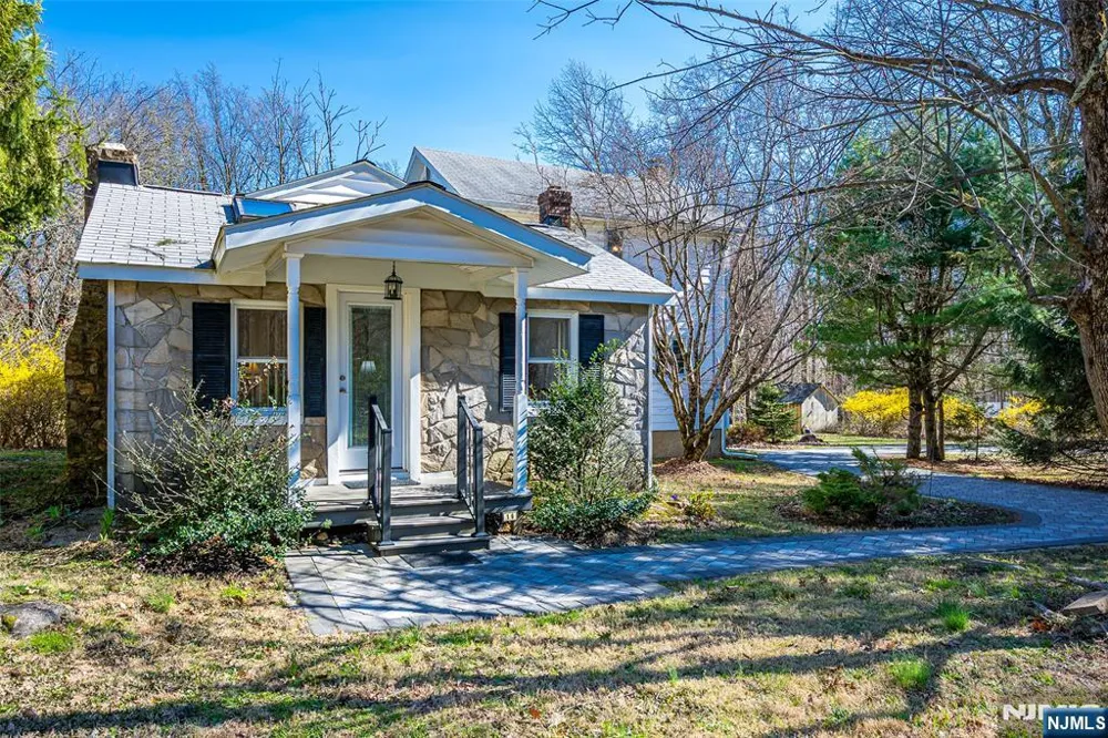 16 Sky Top Road Lebanon, NJ 07865