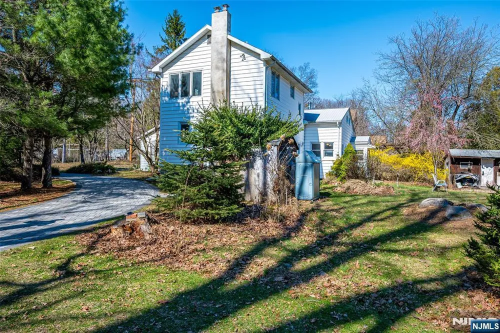 16 Sky Top Road Lebanon, NJ 07865