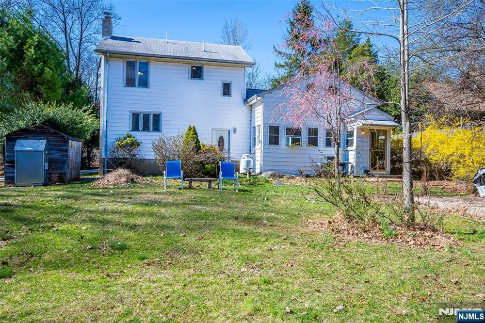 16 Sky Top Road Lebanon, NJ 07865