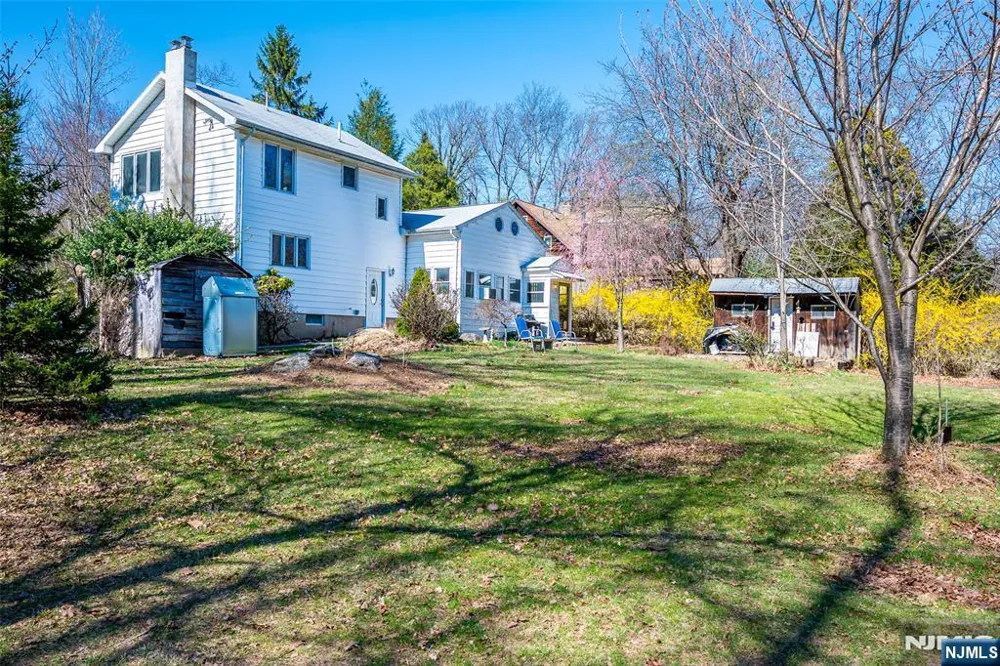 16 Sky Top Road Lebanon, NJ 07865