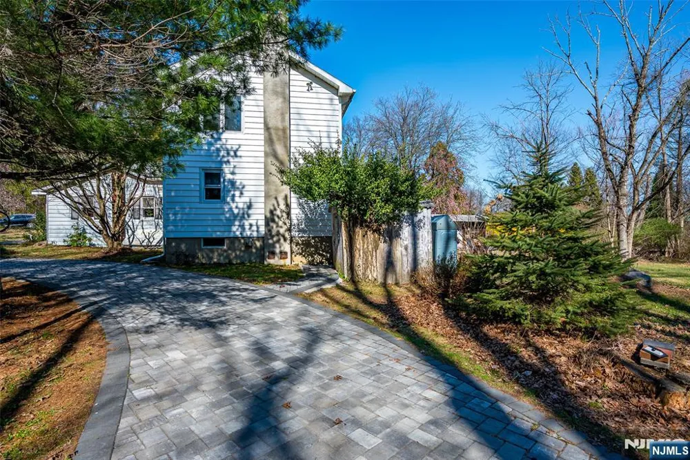 16 Sky Top Road Lebanon, NJ 07865
