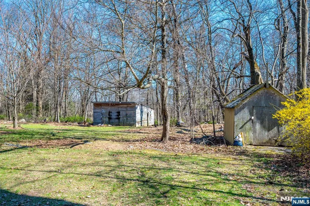 16 Sky Top Road Lebanon, NJ 07865