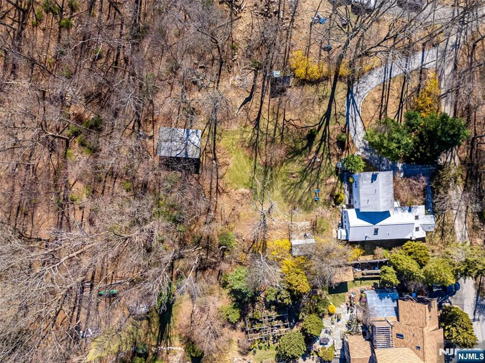 16 Sky Top Road Lebanon, NJ 07865