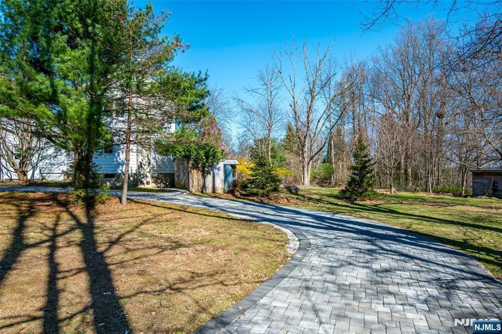 16 Sky Top Road Lebanon, NJ 07865