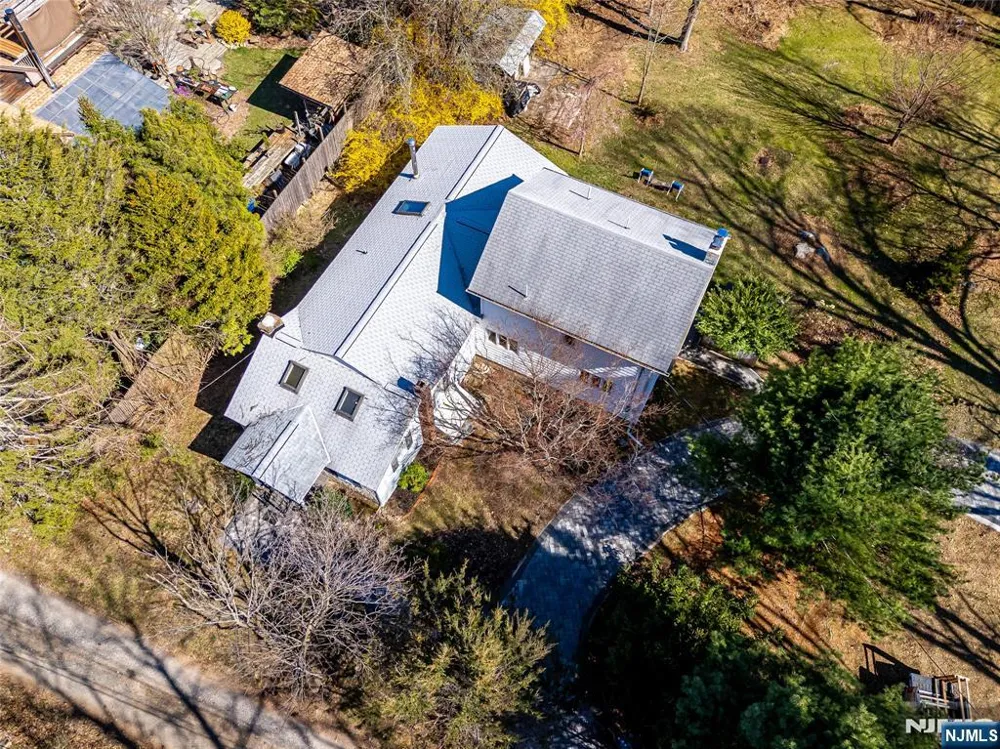 16 Sky Top Road Lebanon, NJ 07865
