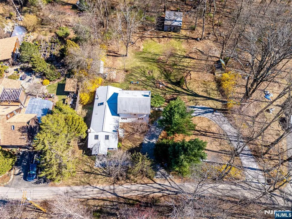 16 Sky Top Road Lebanon, NJ 07865