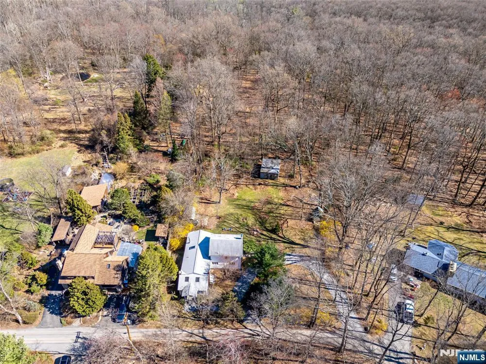16 Sky Top Road Lebanon, NJ 07865