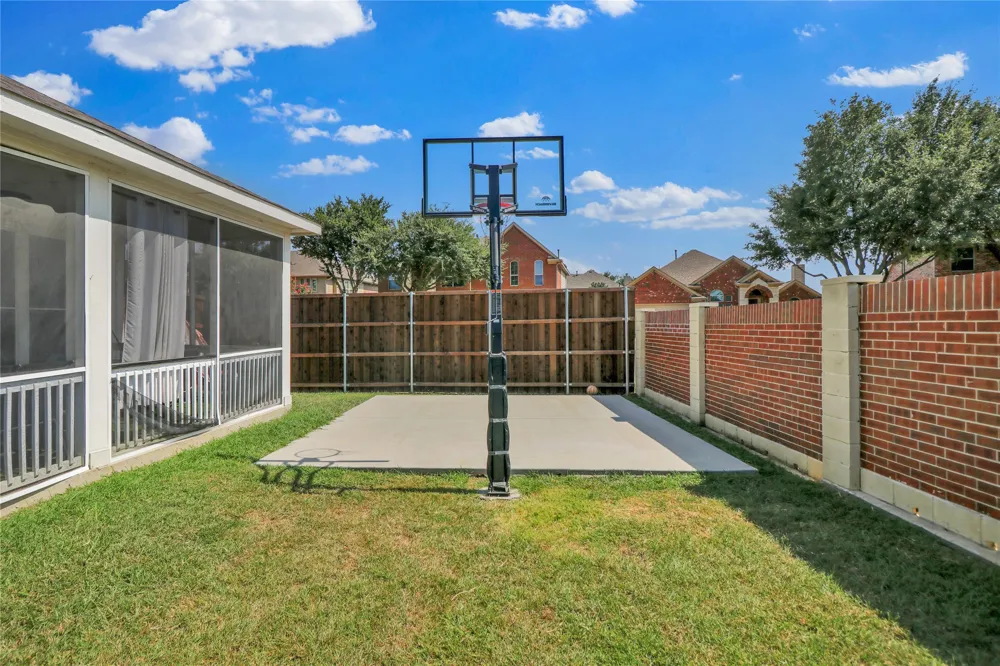 4951 Eyrie Court Grand Prairie, TX 75052