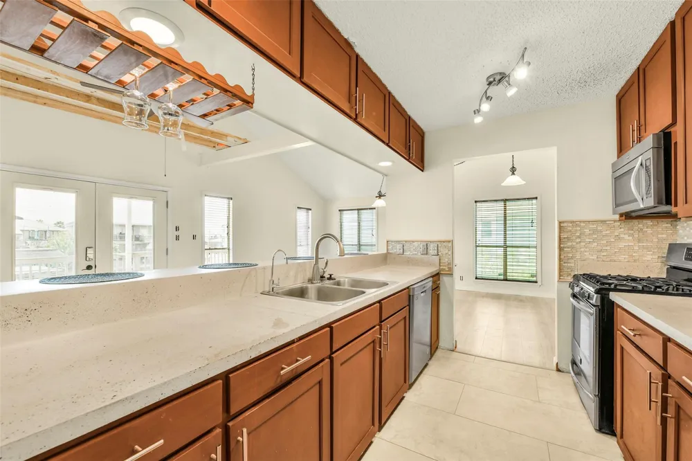 1073 Redfish Street Bayou Vista, TX 77563