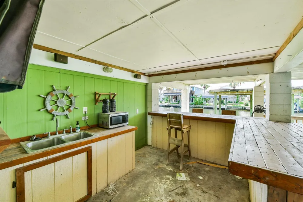 1073 Redfish Street Bayou Vista, TX 77563