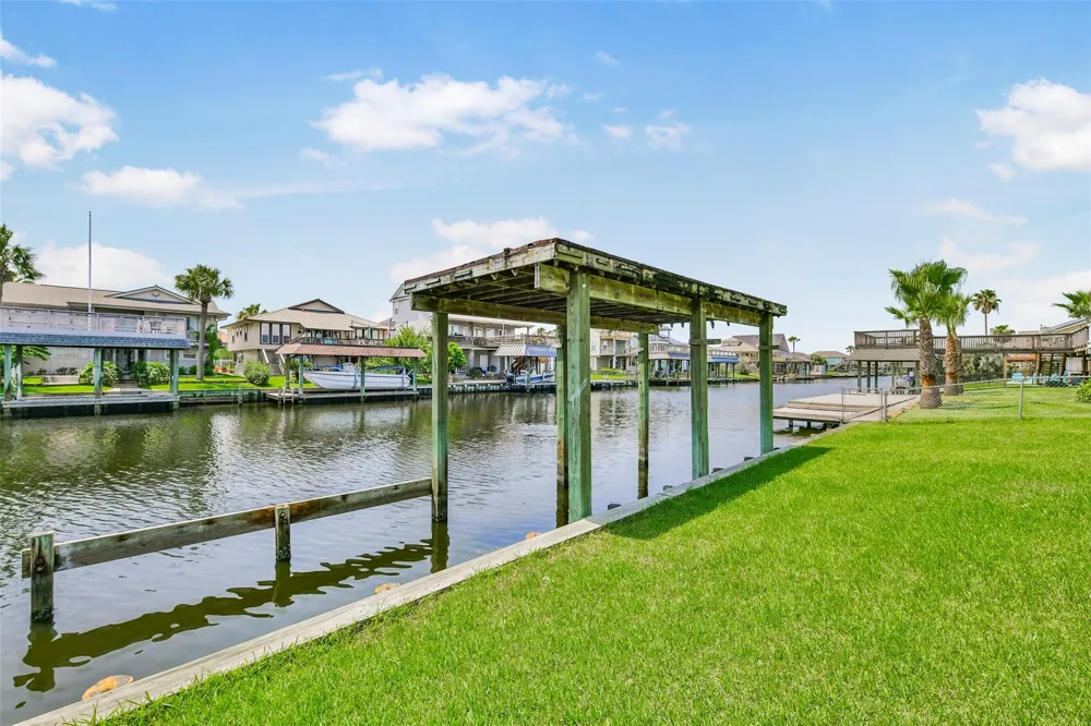 1073 Redfish Street Bayou Vista, TX 77563