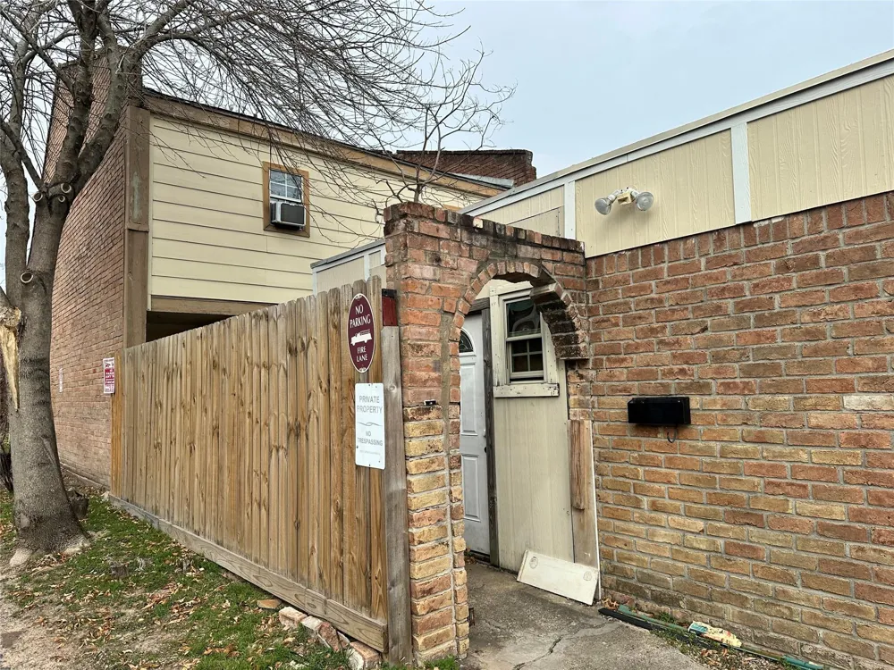 5327 Lost Forest Drive #5327 Houston, TX 77092