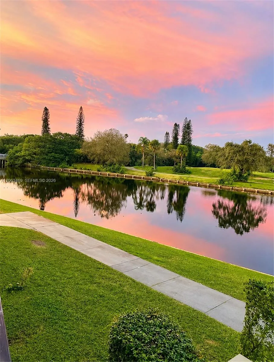 3760 Inverrary Dr #2P Lauderhill, FL 33319