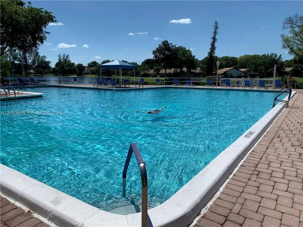3760 Inverrary Dr #2P Lauderhill, FL 33319