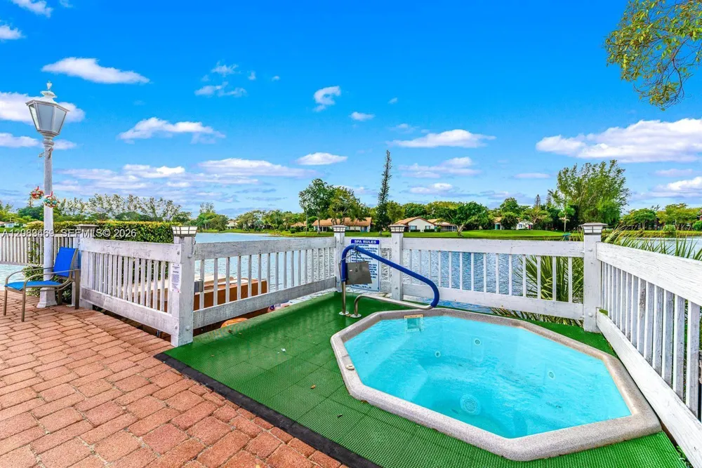 3760 Inverrary Dr #2P Lauderhill, FL 33319