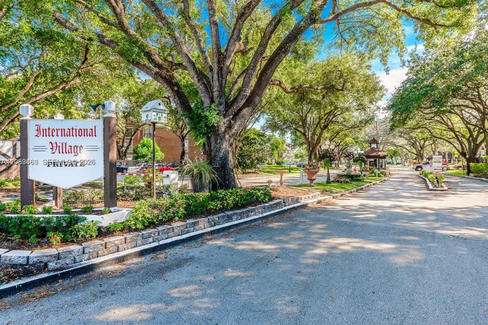 3760 Inverrary Dr #2P Lauderhill, FL 33319