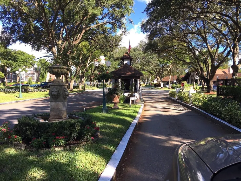 3760 Inverrary Dr #2P Lauderhill, FL 33319