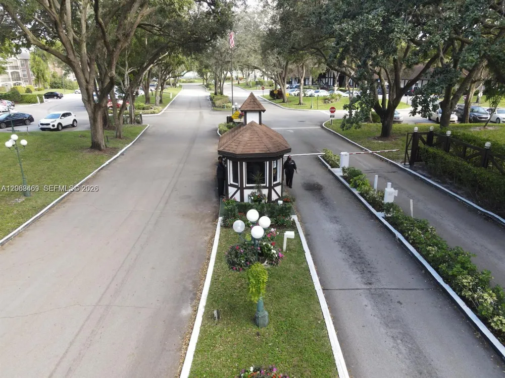 3760 Inverrary Dr #2P Lauderhill, FL 33319