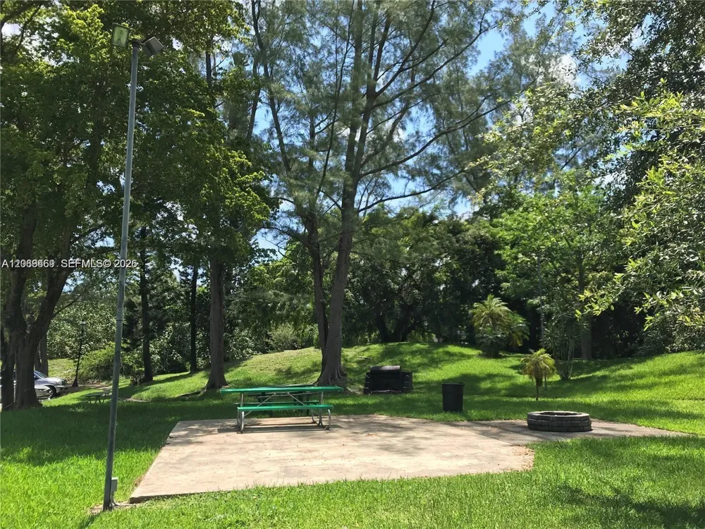 3760 Inverrary Dr #2P Lauderhill, FL 33319