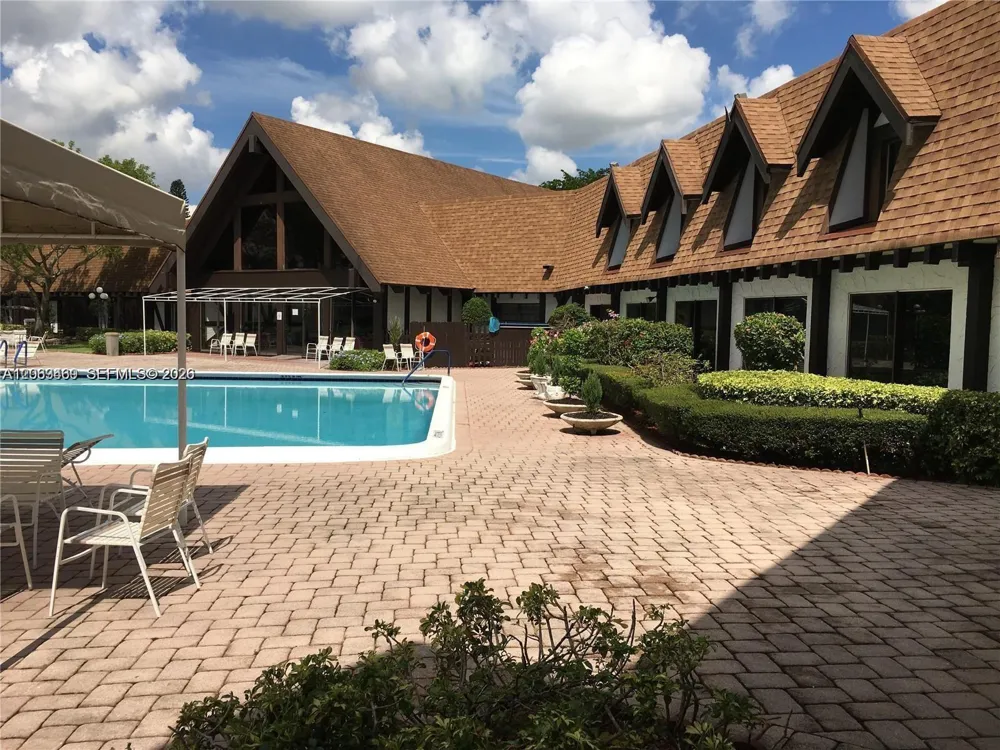3760 Inverrary Dr #2P Lauderhill, FL 33319